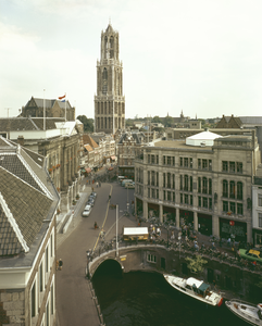 115181 Gezicht op de Stadhuisbrug te Utrecht, met links het Stadhuis, rechts de Utrechtse Openbare Bibliotheek ...